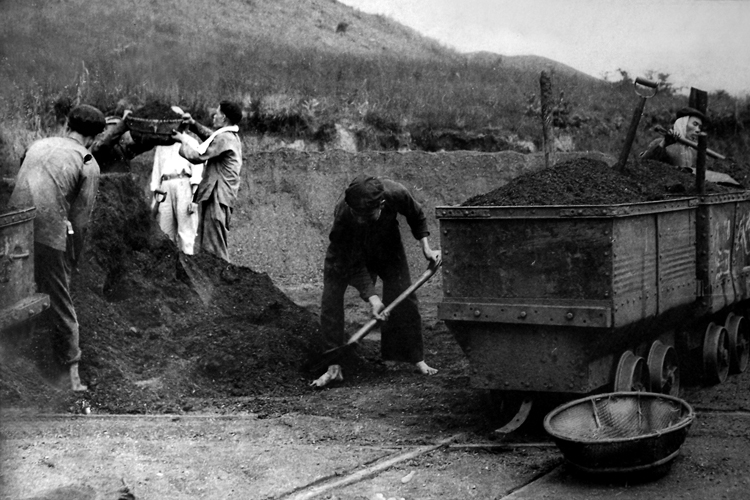 Tầm Cao Thợ Mỏ Và Chiều Sâu Nguồn Than – Phần Iii: Khi Thợ Mỏ Thực Sự Làm  Chủ Vùng Than | Vimico